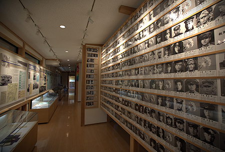 ーフィリピン戦没者慰霊巡拝ー<br>約8千人(徳島県人)の潜没者写真展<br>(徳島護国神社境内記念館）<br>吉田　隆之