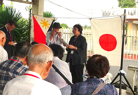 ーフィリピン戦没者慰霊巡拝ー<br>夫のハーモニカの伴奏で<br>娘（遺児）は亡父に歌を贈る<br>吉田　隆之