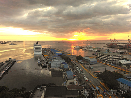 ーフィリピン戦没者慰霊巡拝ー<br>夕日のマニラ港<br>吉田　隆之